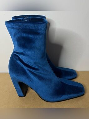 Steve Madden Blue Velvet Booties in Size 7.5 NWT